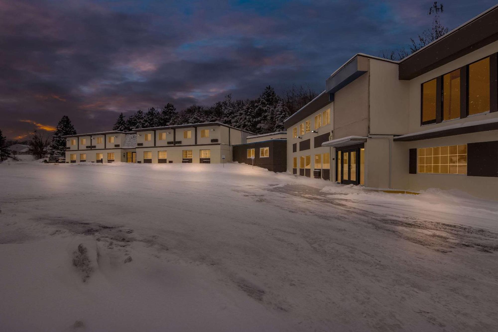 Econo Lodge Manistee Exterior foto